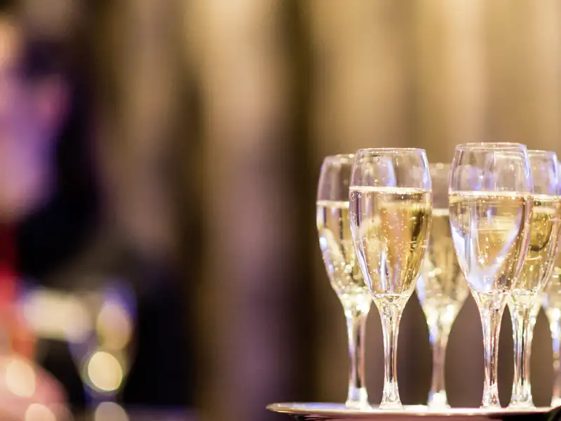 Auf das neue Jahr anstoßen mit einem Glas Sekt. Bei der Silvesterreise mit Studiosus nach Malta feiern auch Singles und Alleinreisende in der Gruppe.