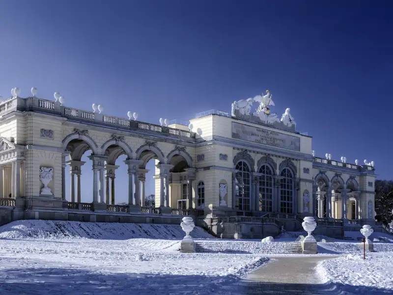 Im Winter entfaltet Wien - wie zum Beispiel an der Gloriette im Park des Schlosses Schönbrunn - seinen ganz besonderen Charme. Auf unserer me&more-Silvesterreise für Singles und Alleinreisende in die Donaumetropole zeigt Ihnen Ihr Studiosus-Reiseleiter die schönsten Plätze.