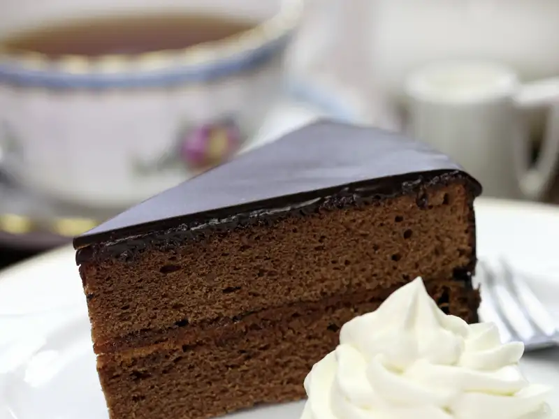 Entdecken Sie auf dieser me&more-Silvesterreise für Singles und Alleinreisende die österreichische Hauptstadt Wien. Sachertorte mit Schlagobers ist der Inbegriff der Wiener Kafeehauskultur.