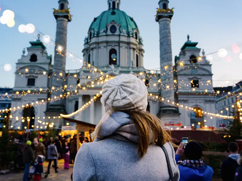 Auf unserer Silvesterreise nach Wien für Singles und Alleinreisende sehen wir auch die Karlskirche. An kälteren Wintertagen ist ein Glaserl Glühwein eine willkommene Gelegenheit, um sich aufzuwärmen.