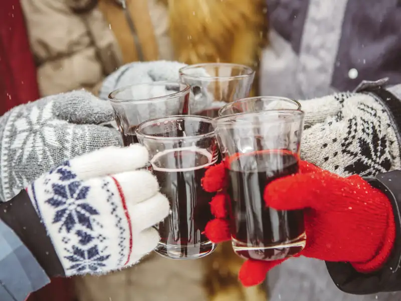 Zum Aufwärmen ein Glas Glühwein. Stoßen Sie gemeinsam mit anderen Singles und Alleinreisenden auf Ihrer Silvesterreise auf eine gelungene Reise und ein gutes neues Jahr an.