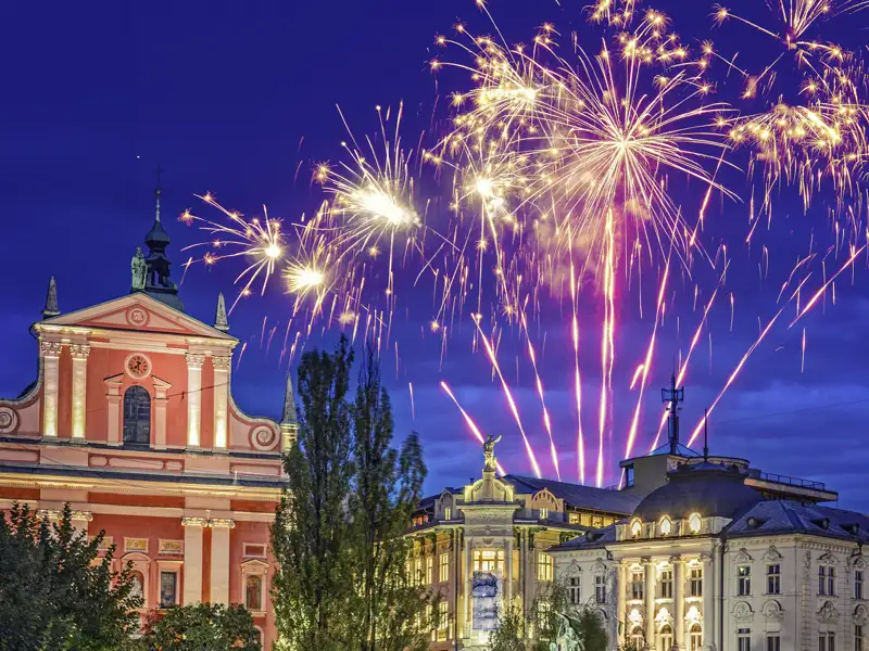 Auf unserer Silvesterreise für Singles und Alleinreisende nach Ljubljana erleben wir ein farbenfrohes Feuerwerk über der Altstadt.