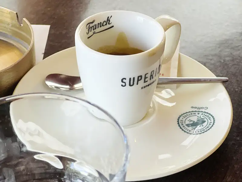 Auf unserer Studiosus-Reise für Singles und Alleinreisende nach Kroatien haben Sie immer wieder Zeit für eine Pause mit einem stärkenden Kaffee.