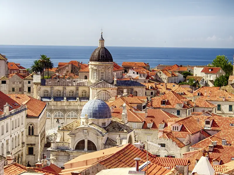 Die Altstadt von Dubrovnik mit den markanten Terrakottadächern und der Adria im Hintergrund ist jede Reise wert! Wir genießen den Aufenthalt am Meer während unserer Singlereise nach Kroatien.