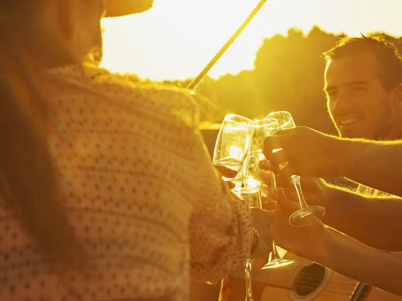 Auf unserer Reise nach Kroatien für Singles und Alleinreisende genießen wir die gute Stimmung in der Gruppe und ein Glas Wein im Sonnenuntergang.