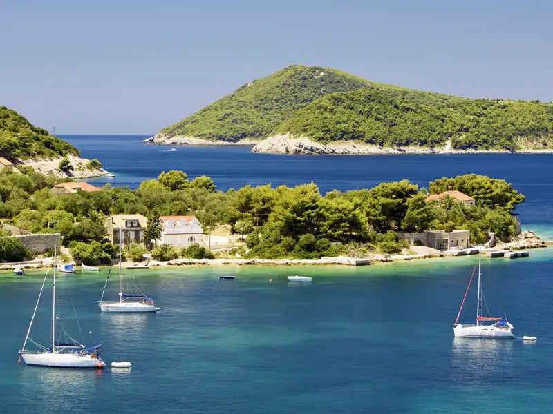 Wahres Landschaftskino hält unsere Singlereise durch Kroatien bereit, mit Traumblicken auf Inseln, Klippen, Buchten und die türkisblaue Adria.