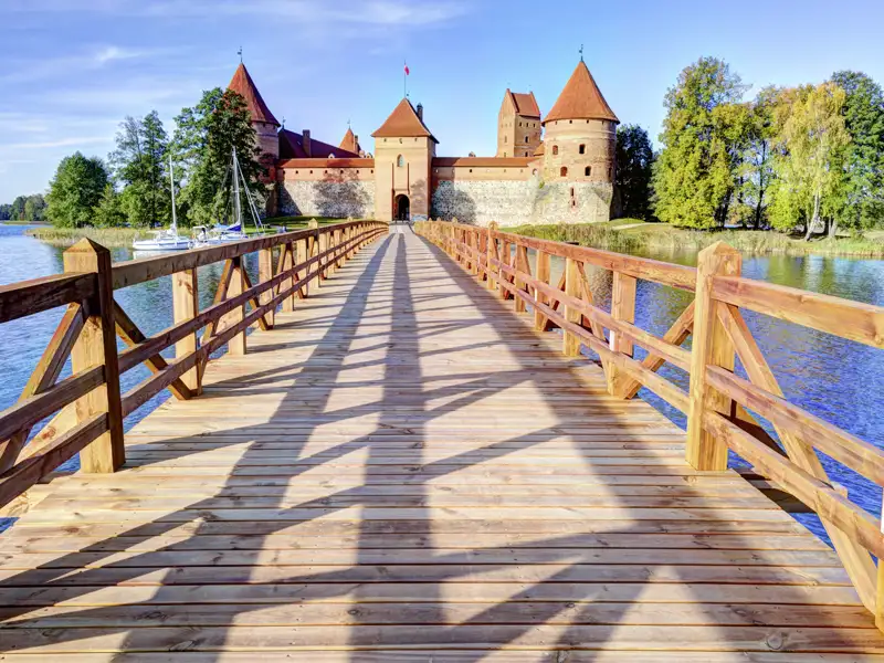 Auf unserer Reise ins Baltikum für Singles und Alleinreisende besuchen wir die Wasserburg Trakai und die typischen Holzhäuser der Karäer.