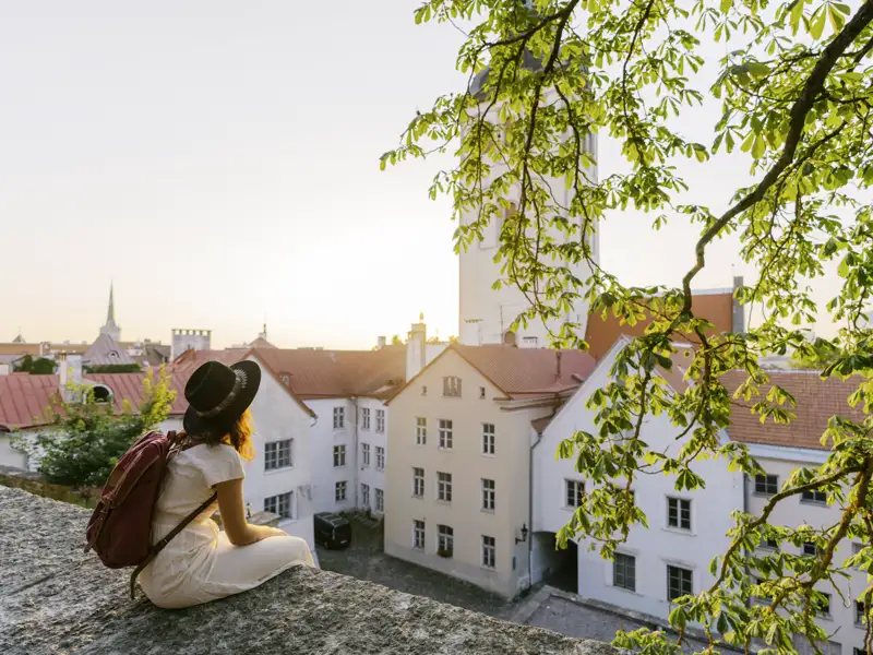 Auf unserer Studienreise für Singles mit Studiosus durch das Baltikum erleben Sie mit anderen weltoffenen Alleinreisenden die estnische Hauptstadt Tallinn.