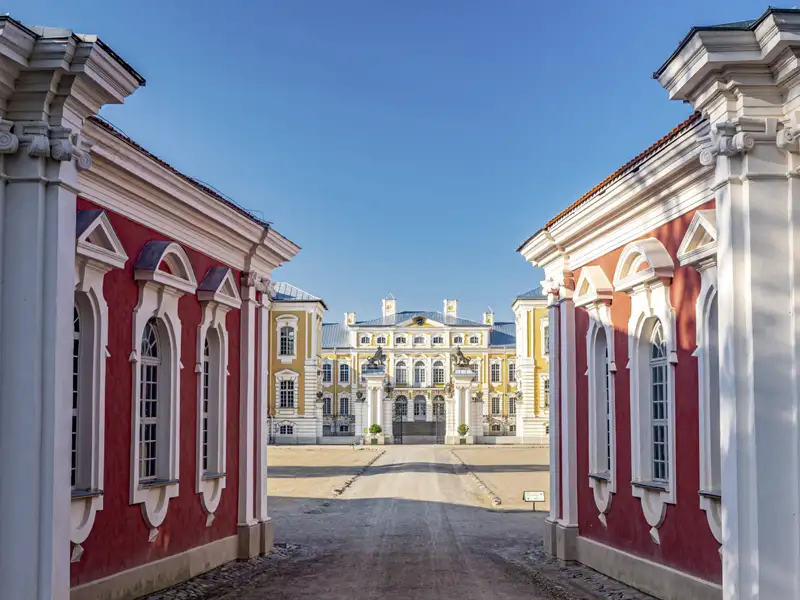 Unsere Reise durch das Baltikum für Singles und Alleinreisende führt uns auch nach Lettland zum Schloss Rundale.