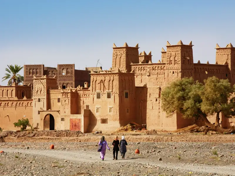 Eine der schönsten Lehmburgen in Marokko: die Kasbah Amerhidil in Skoura. Auf unserer Rundreise für Singles und Alleinreisende durch das Land sind wir auch auf der Straße der Kasbahs unterwegs.