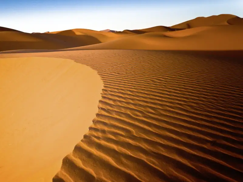 Die Sanddünen des Erg Chebbi bei Merzouga sind Teil unserer Rundreise für Singles und Alleinreisende durch Marokko. Hier haben Sie die Möglichkeit, den Sonnenuntergang direkt in der Wüste zu erleben.