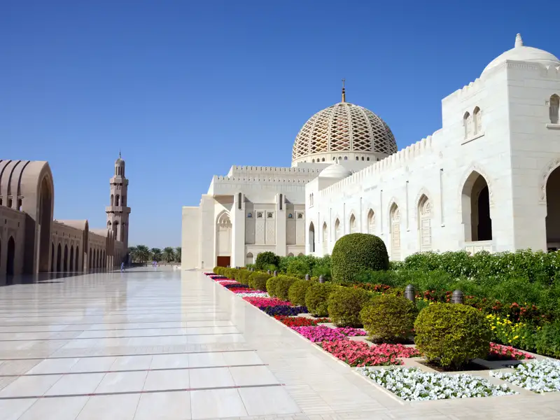 Beeindruckend: Während unserer Studiosus-Reise für Singles und Alleinreisende in den Oman besichtigen wir ausführlich die Sultan-Qaboos-Moschee von Maskat.