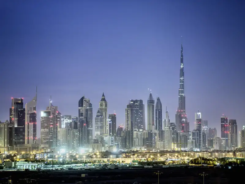 Auf unserer Silvesterreise für Singles und Alleinreisende treffen wir uns zum Silvester-Dinner im Hotel, wo wir mit Blick auf das Feuerwerk über der Stadt das neue Jahr begrüßen und die Gläser klingen lassen.