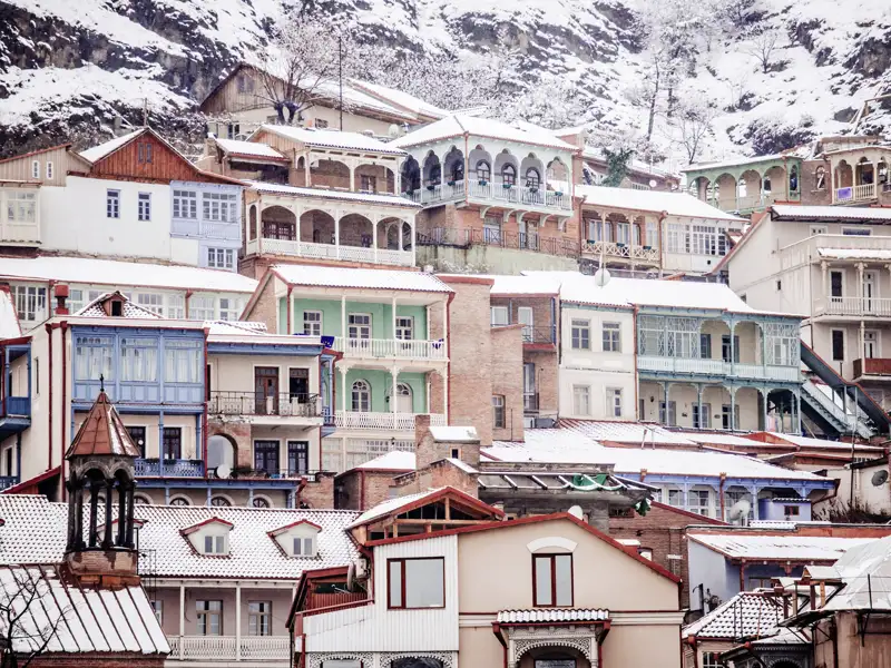 Auf unserer Silvesterreise für Singles und Alleinreisenden erfreuen wir uns am ganz besonderen Charme von Tiflis im Winter, wenn in Georgiens Hauptstadt die bunten Häuser verschneit sind.