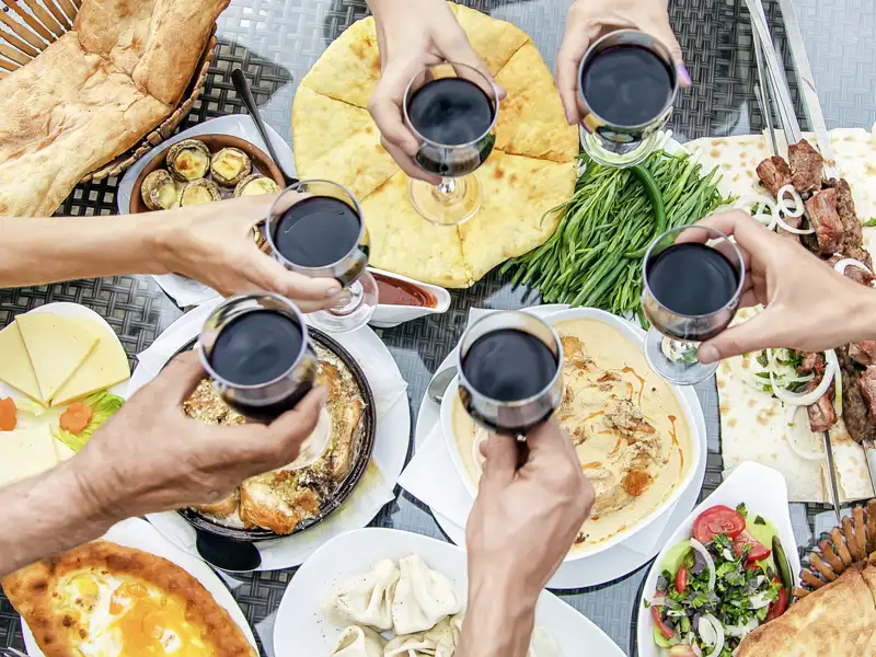 Auf unserer  Sylvesterreise für Single und Alleinreisende nach Georgien genießen wir landestypische Spezialitäten.