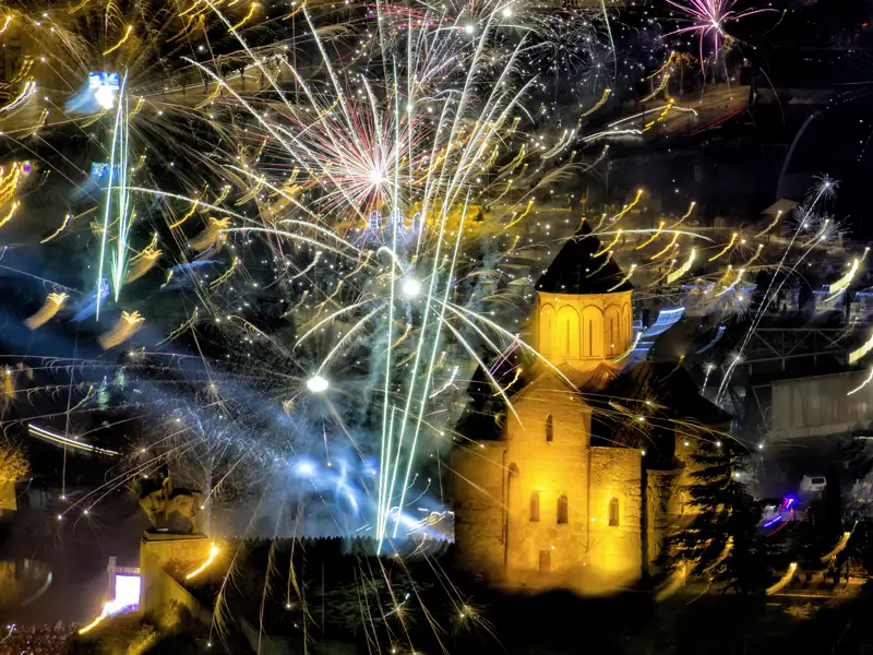 Auf der Studiosus-Reise für Singles und Alleinreisende nach Tiflis, Georgien, feiern wir ausgelassen Silvester.
