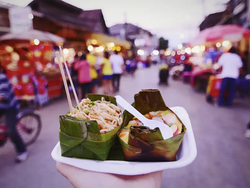 Die Garküchen in Thailand bieten köstliches Streetfood, das wir auf unserer Reise für Singles und Alleinreisende natürlich probieren.