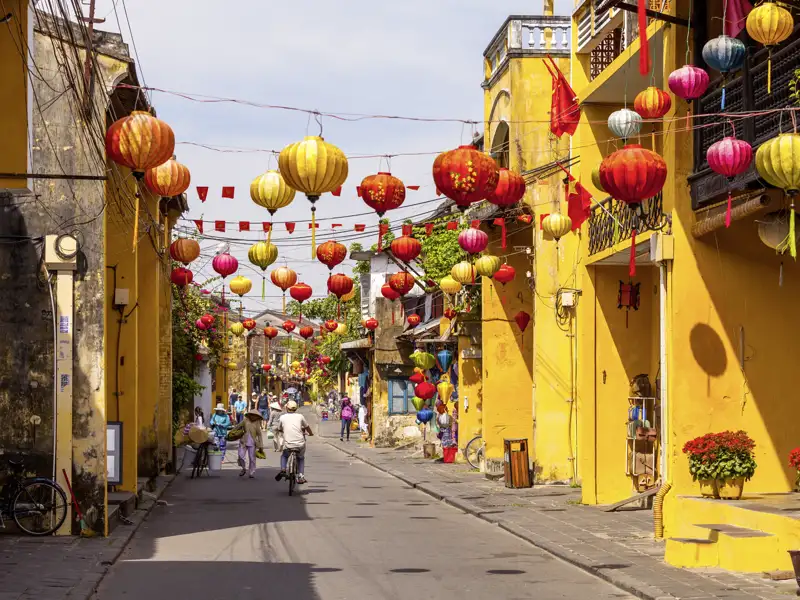 Auf unserer Rundreise durch Vietnam für Singles und Alleinreisende besuchen wir Hoi An, die Stadt mit den vielen bunten Lampions.