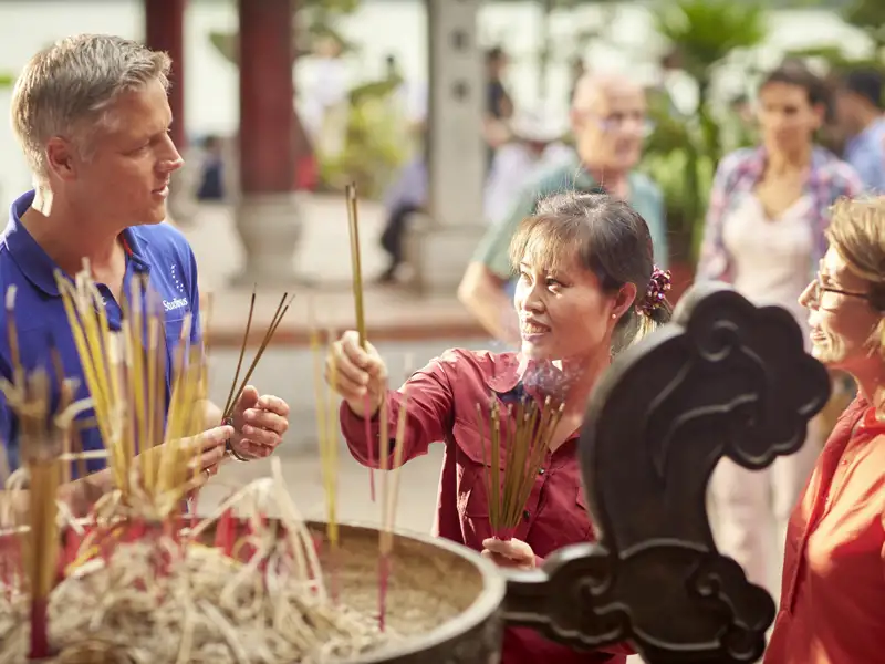 Wir können auf unserer Reise für Singles und Alleinreisende durch Vietnam für die Erfüllung unserer Wünsche in einem der vielen Tempel Räucherstäbchen anzünden.