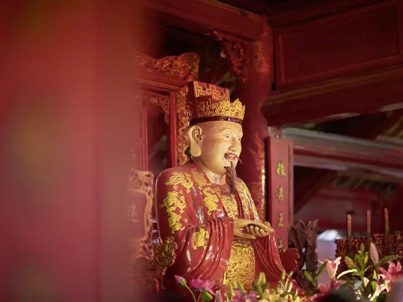 Die vietnamesische Hauptstadt Hanoi bietet auf unserer Singlereise durch Vietnam viele spannende Besichtigungspunkte. Wir tauchen im Literaturtempel in die Welt des Konfuzius ein.