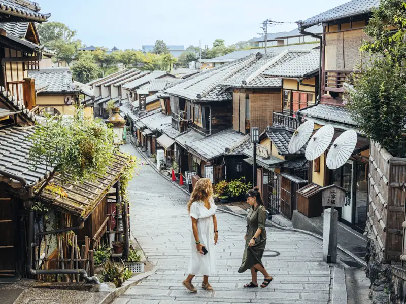 Gemeinsam erkunden wir auf dieser Japanreise für Singles und Alleinreisende die historischen kleinen Gassen von Kyoto mit ihrer traditionellen Architektur.