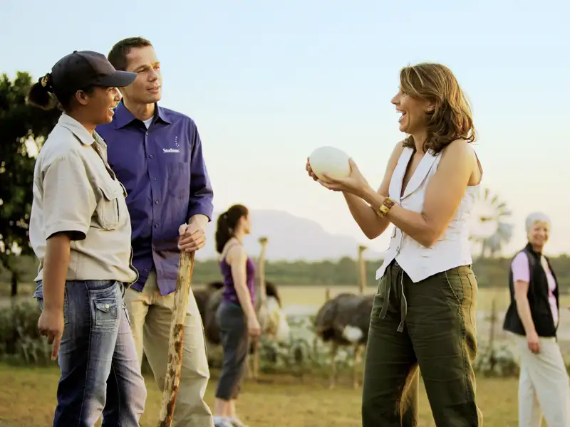 Der Besuch einer Straußenfarm in Oudtshoorn ist wahrlich ein Höhepunkt unserer Gruppenreise für Singles und Alleinreisende durch Südafrika.