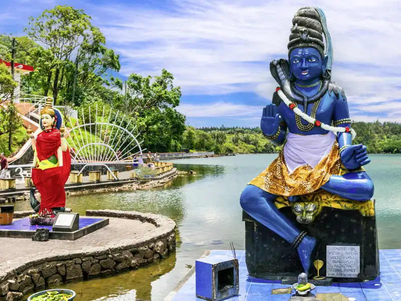 Bei unserer Studiosus-Reise für Singles und Alleinreisende auf Mauritius tauchen wir ein in den Hinduismus, der auf der Insel weit verbreitet ist. In Grand Bassin erkunden wir verschiedene Shiva-Statuen.