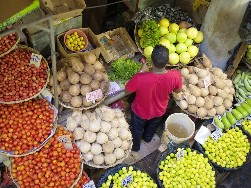 Auf unserer me&more-Reise für Singles und Alleinreisende nach Mauritius werden unsere Nasen und Zungen vom Duft der farbenfrohen Früchte auf den Märkten angezogen.