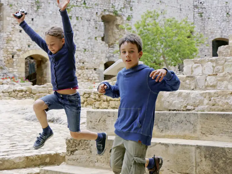 Auf unserer Familien-Rundreise nach Griechenland können die Kinder zwischen Besichtigungen immer wieder miteinander spielen und herumtollen.