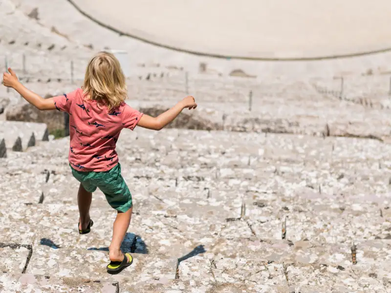 Bei unserer Studiosus-family-Reise nach Griechenland besuchen wir auch das antike Theater von Epidauros.