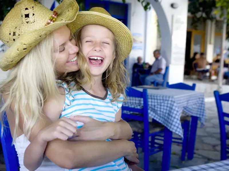 Auf unserer Studiosus-family-Reise nach Griechenland besuchen wir auch eine Taverne und testen die griechische Küche: Souvlaki, Moussaka und Co.