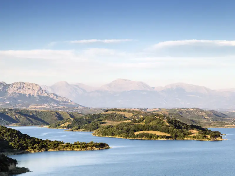 Auf unserer Rundreise durch Griechenland bieten sich immer wieder schöne Aussichten auf die Küste des Peloponnes.