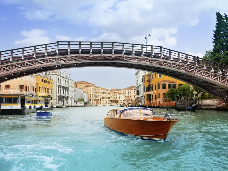 Eine Stadt, die ins Wasser gebaut wurde: Zu einem Besuch in Venedig gehört eine Fahrt über den Canal Grande immer dazu.