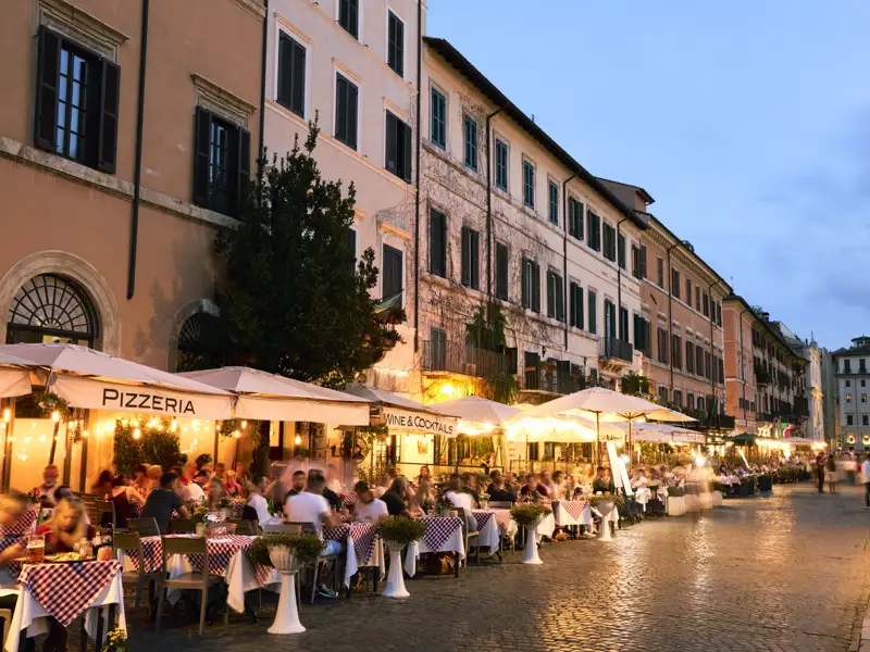Die Abende in Rom haben einen ganz besonderen Zauber - zum Beispiel beim Essen in einem der Restaurants an der Piazza Navona. Die passenden Tipps dafür bekommen Sie vor Ort von Ihrer Studiosus-Reiseleiterin.