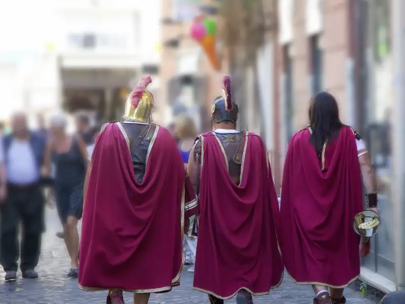 Auch wenn die Legionäre, die man heute in Rom sieht, ihren Sold mit Touristenfotos verdienen: Eine Reise in die Ewige Stadt ist auch immer eine Zeitreise in die Vergangenheit - so auch auf unserer family-Studienreise nach Rom.