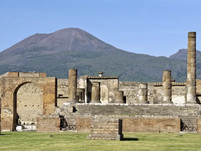 Bei  unserer Familienreise besuchen wir  den Vesuv, einen wahrhaft mächtigen Vulkan.  Mit dem Bus fahren wir bis auf 1000 m Höhe und laufen zu Fuß hinauf bis zum Krater (wetterabhängig, ca. 1 Std.). In den Ausgrabungen von Pompeji können wir uns so das damalige Alltagsleben sehr gut vorstellen: Wie haben die alten Römer ihre Häuser gebaut und Trinkwasser gewonnen? Wie haben die Kinder in den Innenhöfen gespielt?