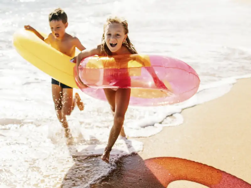 Auf unserer Familien-Studienreise nach Sizilien gibt es viel zu sehen. Und zwischendurch laufen wir garantiert quietschvergnügt am Strand entlang.