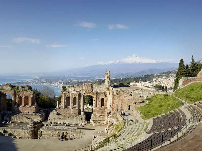 Zum Reisefinale nach Taormina: Ist die Jetset-Ära auch längst passé, die Stadtkulisse bietet nach wie vor reichlich Glamour. Der Blick aufs schönste Bühnenbild Siziliens im griechisch-römischen Theater – die "vista sul mare" mit dem Kegel des Ätnas – ist ein ganz besonderer Höhepunkt unserer Rundreise.