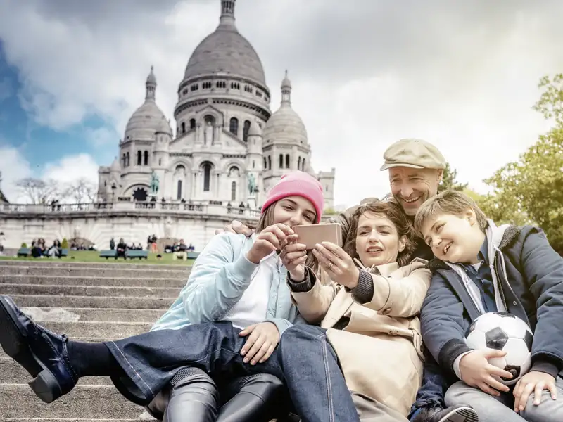 Im Rahmen unserer Studiosus-family-Reise organisiert die Reiseleitung eine spannende Stadtrallye durch das Künstlerviertel Montmartre. Und wir genießen den berühmten Ausblick von den Stufen der Kirche Sacré-Coeur über Paris.