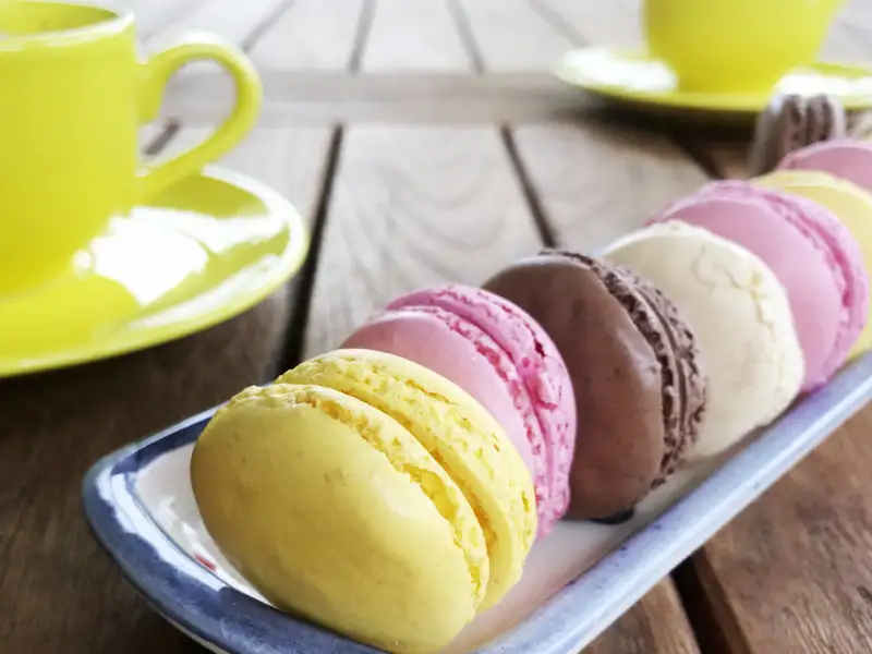 Süße Sünden wie Macarons gehören zu einem Urlaub in Frankreich einfach dazu.