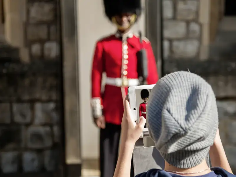 Der Buckingham Palace mit seinen fotogenen Wachen ist eines unserer Highlights auf der Rundfahrt durch London auf unserer Familien-Studienreise.