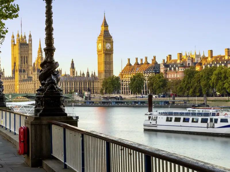 Auf unserer Gruppenreise für Familien mit Kindern nach London unternehmen wir auch eine Bootsfahrt auf der Themse.