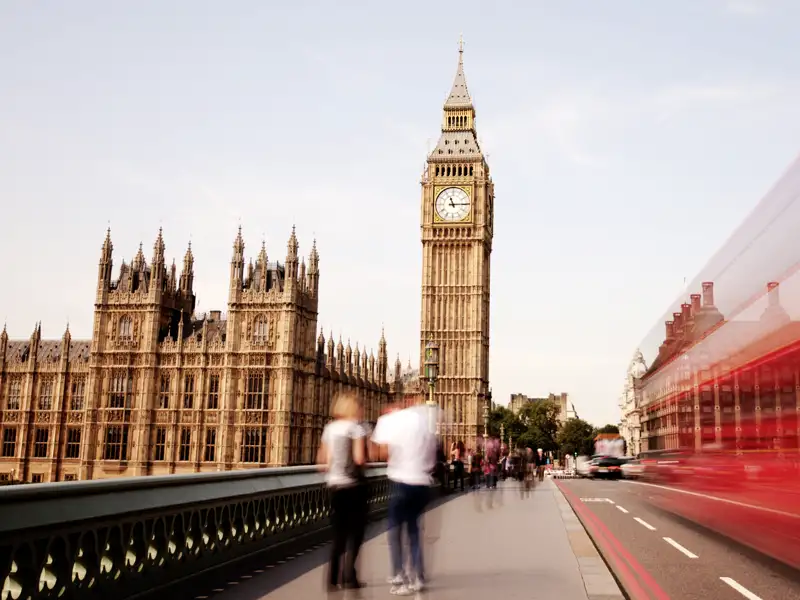 Bei unserer Familien-Studienreise durch London zeigt uns unser Reiseleiter viele Highlights der britischen Metropole: Big Ben, den Tower of London und das Riesenrad London Eye sind nur einige davon.
