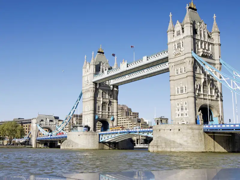 Auf unserer Familien-Reise in der Gruppe nach London fahren wir mit dem Boot unter der Tower Bridge hindurch nach Greenwich.