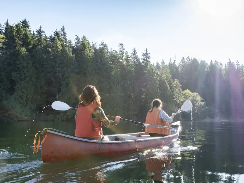 Gemeinsam unternehmen wir auf unserer zehntägigen Familien-Studienreise im Herzen von Smaaland auch eine Kanutour.