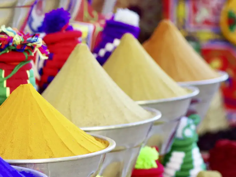 Ein Marktbesuch gehört zu unserer neuntägigen Studiosus-Familienreise nach Ägypten mit dazu - farbenfrohe Fotomotive inklusive.