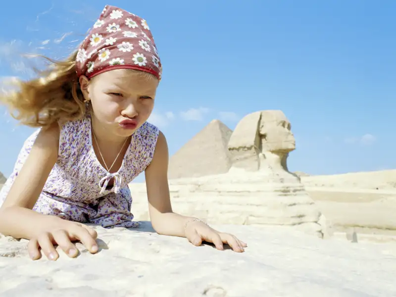 Bei der family-Reise von Studiosus nach Ägypten steht natürlich auch das Areal der Pyramiden von Gizeh auf dem Programm. Dort ist ein wichtiger Besichtigungspunkt der Sphinx.