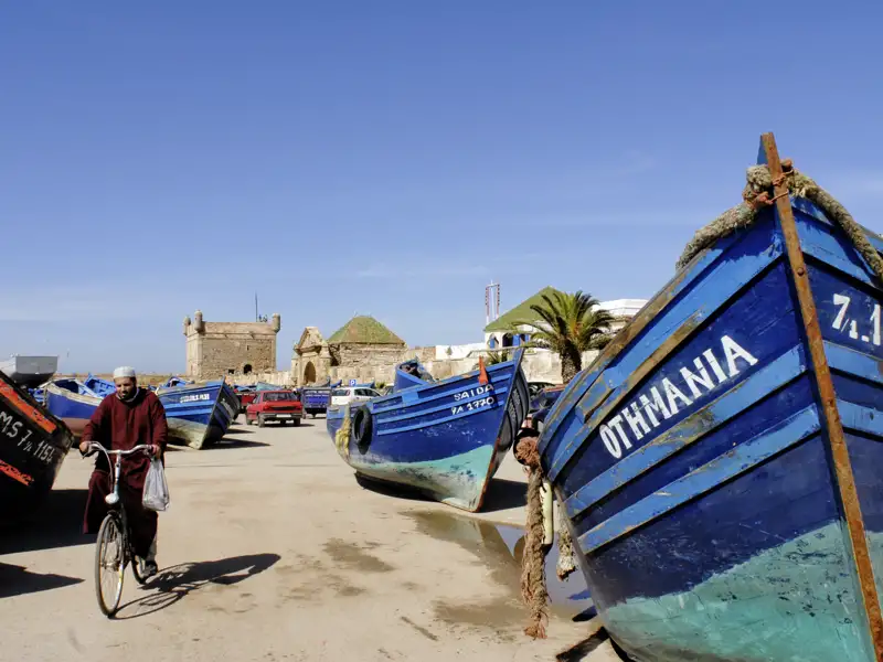Blaue Boote im Hafen von Essaouira. Im Hintergrund die Bastion.