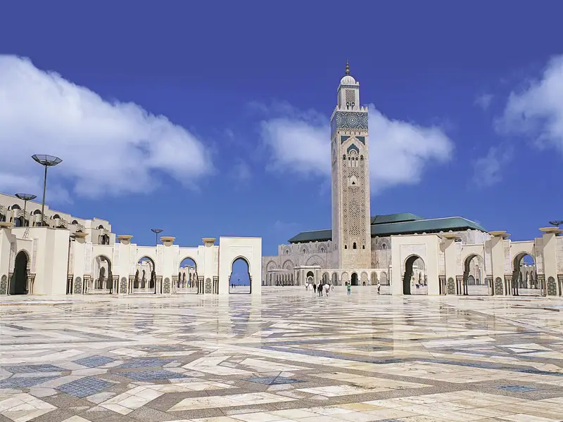 Eine besondere Impression auf unserer Studienreise durch Marokko: Das Minarett der Moschee Hassan II. in Casablanca ragt 200 Meter hoch in den Himmel.