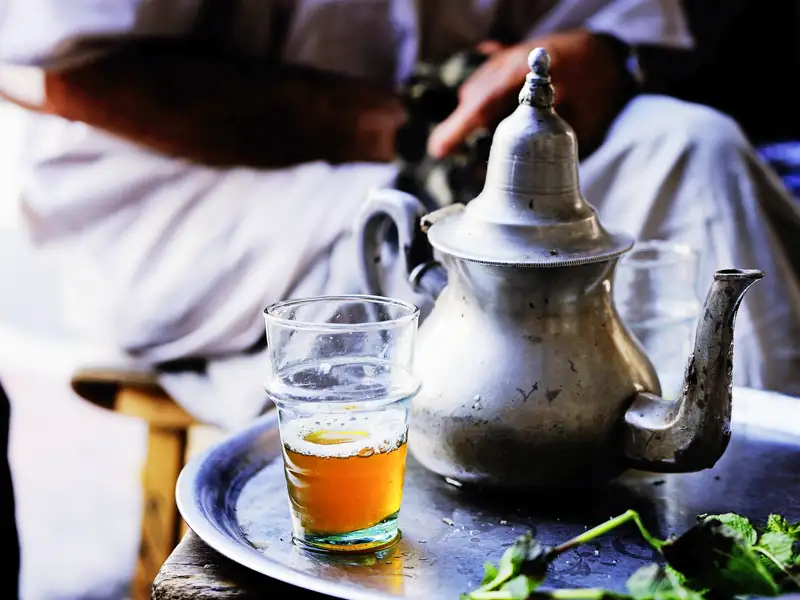 Auf unserer zehntägigen Studienreise zu den Höhepunkten Marokkos immer ein Hochgenuss: das marokkanische Nationalgetränk Minztee.